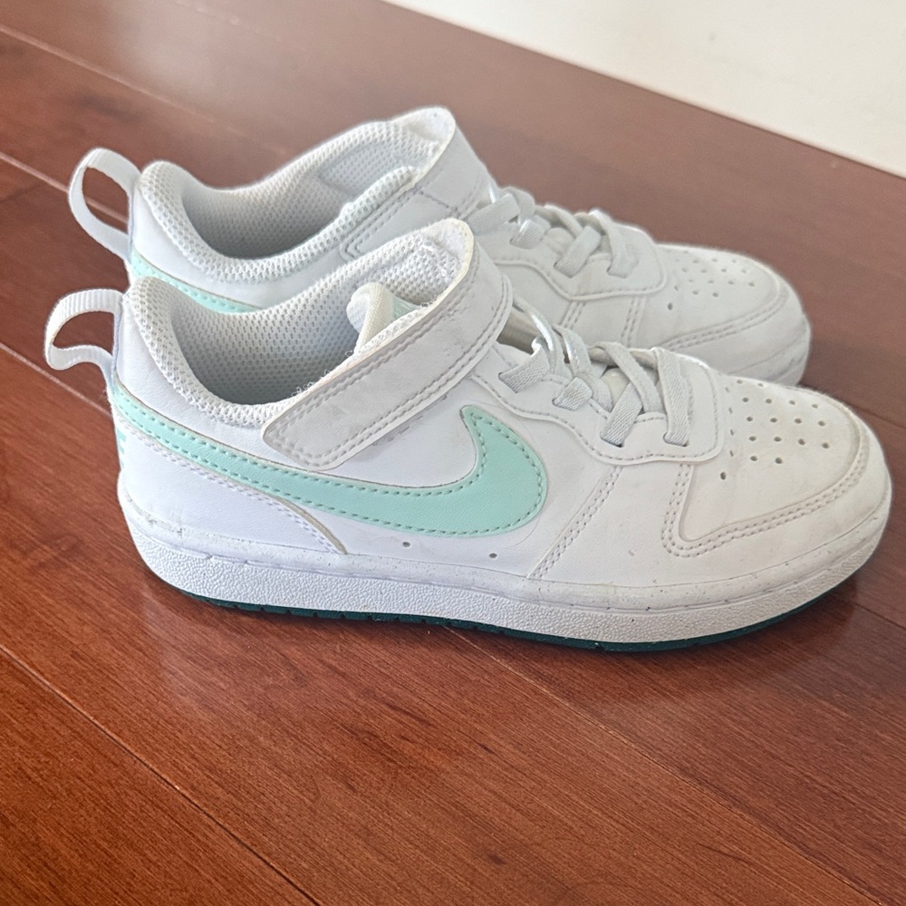 Nike Court Borough low - White and light teal Sneakers